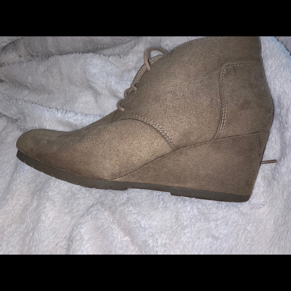 Wedges lace up
